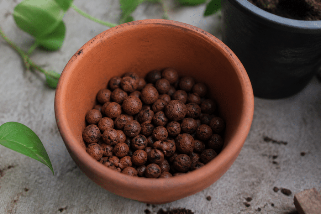 Billes d'argile rouges dans pot de drainage horticole