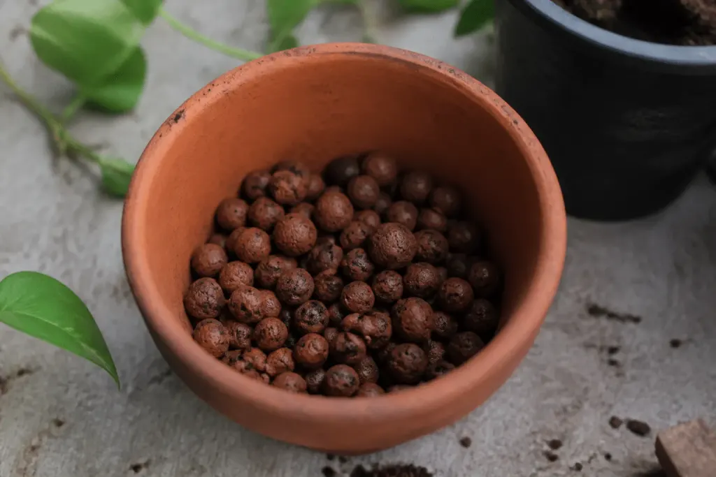 Billes d'argile rouges dans pot de drainage horticole