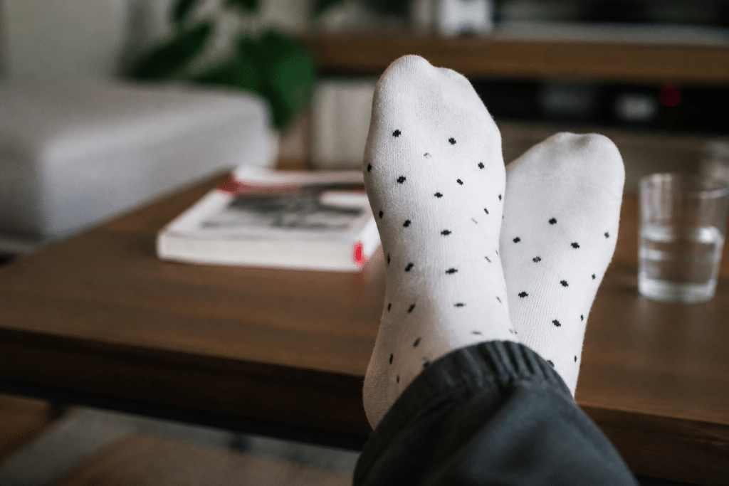 Chaussettes blanches avec petits points noirs visibles dessus