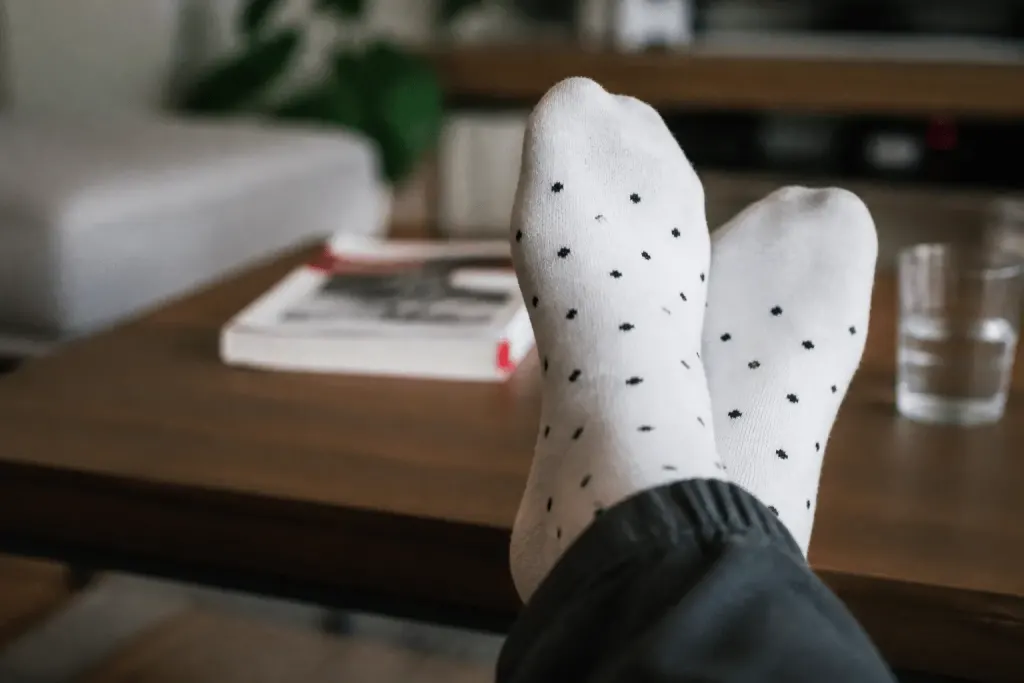 Chaussettes blanches avec petits points noirs visibles dessus