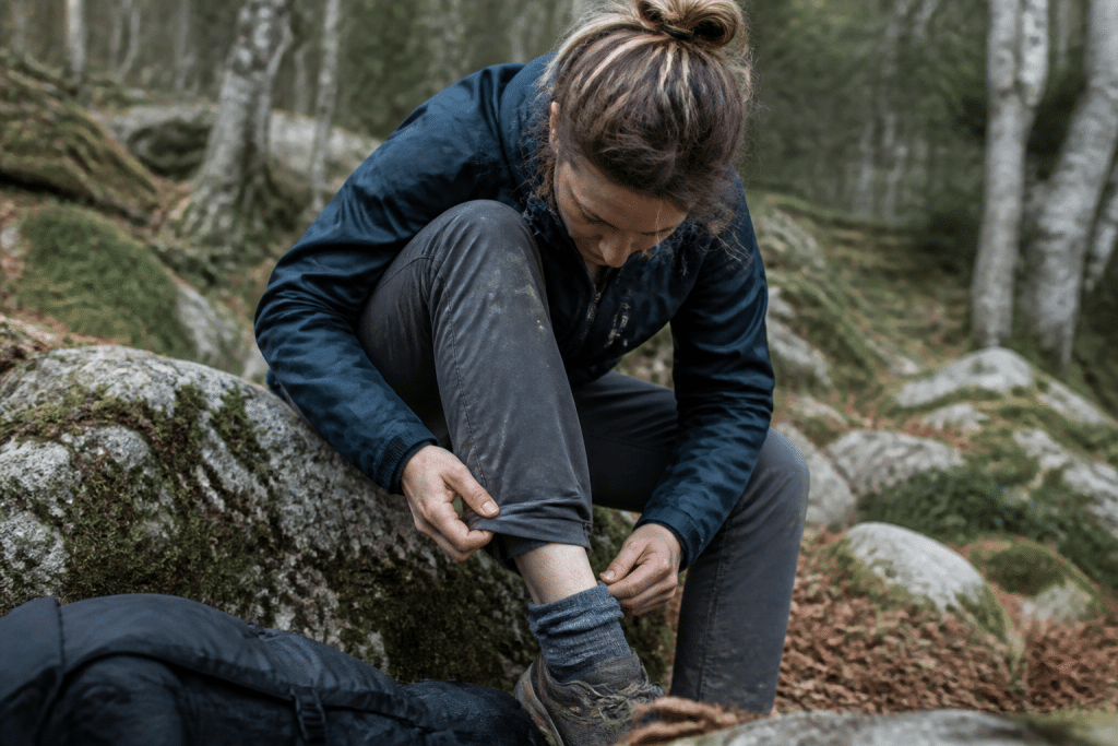 Inspection corporelle minutieuse après randonnee en foret boisee