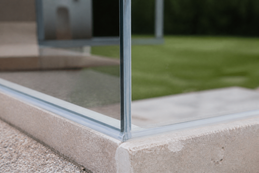 Panneaux verre transparent assembles silicone joints etanches