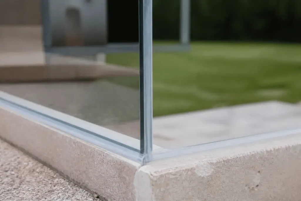 Panneaux verre transparent assembles silicone joints etanches