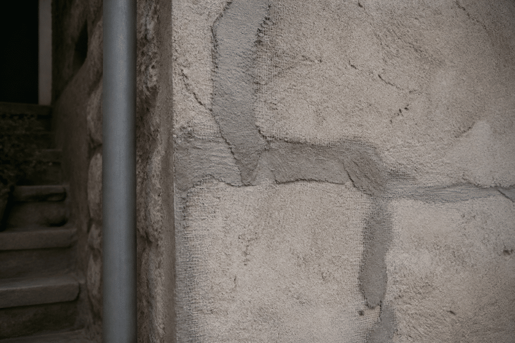 Fissures murales bouchees avec mortier gris et grillage fin