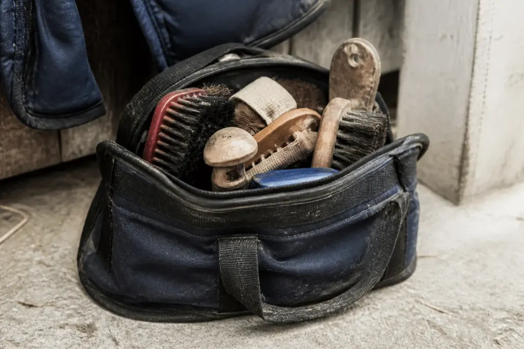 Sac ouvert contenant brosses, etrille et cure-pied chevaux